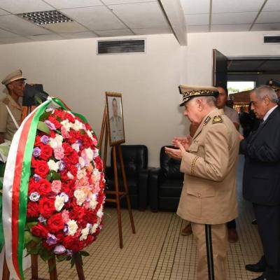 الفريق أول السعيد شنقريحة يلقي النظرة الأخيرة على جثمان الفقيد رشيد حراث