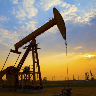 انخفاض أسعار النفط بفعل مخاوف إزاء الطلب وشح الإمدادات