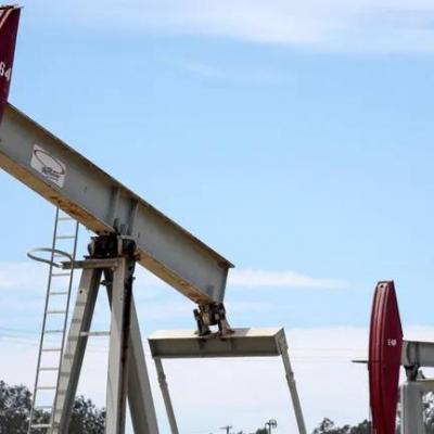 انخفاض أسعار النفط بفعل مخاوف إزاء الطلب وشح الإمدادات