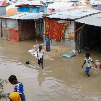 مقتل 29 وتشريد 300 ألف في أسوأ فيضانات هزّت الصومال منذ عقود