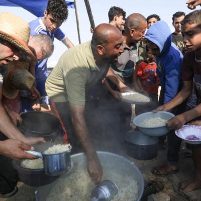 الجوع يفتك بأهل غزة المحاصرين تحت القصف الصهيوني