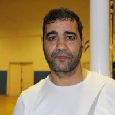 عبد القادر كفيف مدرب منتخب الجزائر للكرة الطائرة جلوس