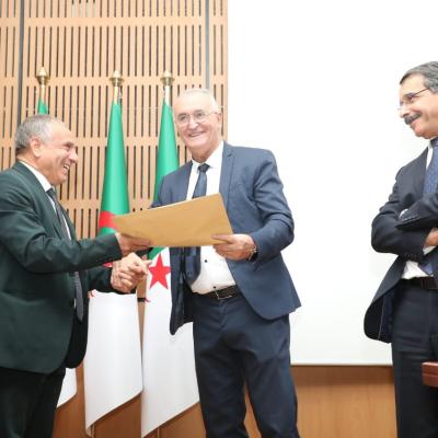 تسليم الاعتمادات المالية لمختلف الدوائر الوزارية