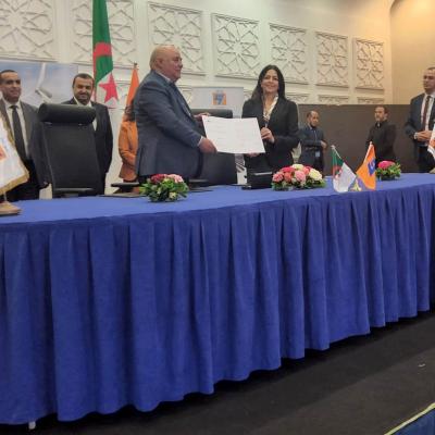 Le groupe Sonelgaz a signé, jeudi à Alger, des contrats avec les sociétés nationales et étrangères ayant remporté l'appel d'offres national et international pour la production de 3.000 mégawatts d'énergie solaire photovoltaïque