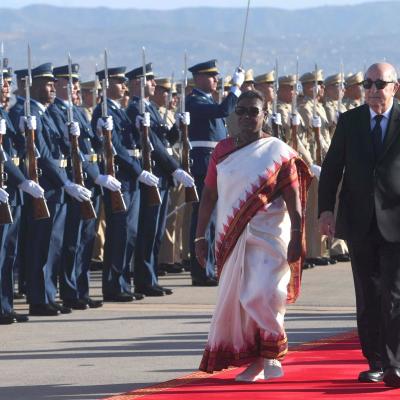 Le Président de la République accueille la Présidente de l'Inde à l'aéroport international Houari-Boumediene