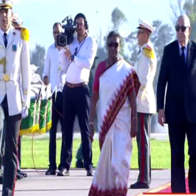 Le Président de la République accueille la Présidente de l'Inde à l'aéroport international Houari-Boumediene