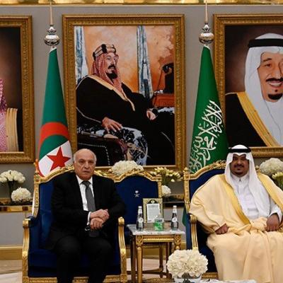 عطاف يحل بالرياض للمشاركة في القمة العربية الإسلامية 