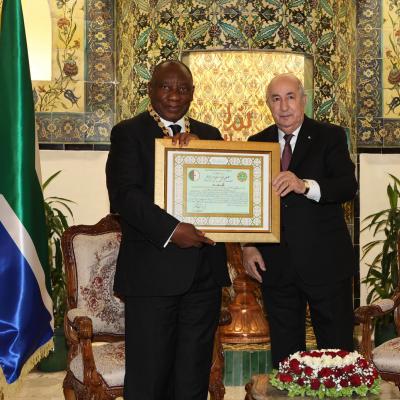 Le Président de la République décore son homologue d'Afrique du Sud de la médaille de l'Ordre du mérite national "Athir"