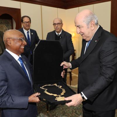 اللجان الوطنية الأولمبية لإفريقيا للسيد رئيس الجمهورية بالوسام الذهبي للاستحقاق الأولمبي والرياضي الإفريقي 