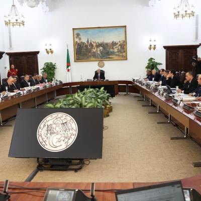 رئيس الجمهورية يترأس اجتماعا لمجلس الوزراء 