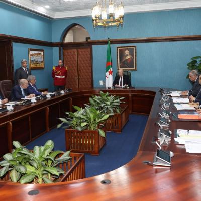 رئيس الجمهورية يترأس اجتماع عمل لدراسة وضعية النقل الجوي 