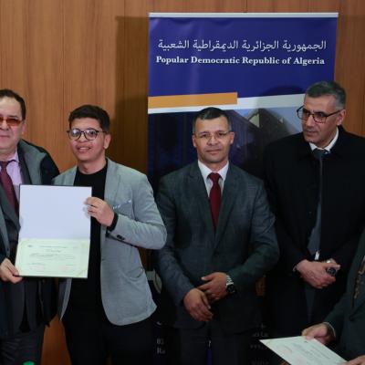 وزير الاتصال يكرم صحفيين مستفيدين من دورة تكوينية في مجال  الاستثمار 
