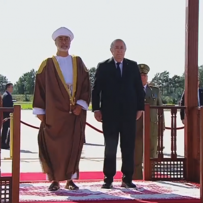 Le Président de la République accueille le Sultan d'Oman à l'aéroport international Houari-Boumediene