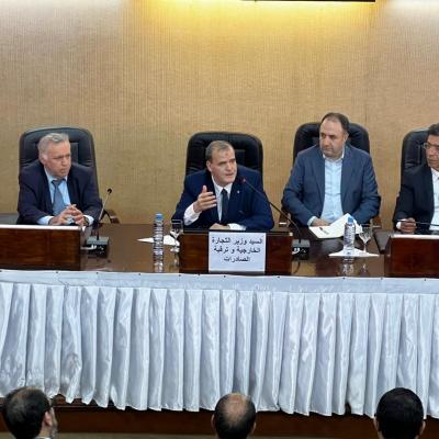 Rezig préside  une réunion de coordination élargie avec les opérateurs économiques  participants à la 7e édition de la Foire des produits algériens à Nouakchott