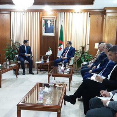 عرقاب يتباحث سبل تعزيز التعاون الثنائي مع سفير كازاخستان بالجزائر