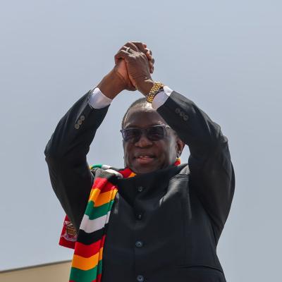 Le président zimbabwéen achève une visite officielle en Algérie