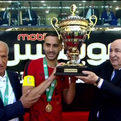 رئيس الجمهورية يسلم الكأس لقائد فريق اتحاد الجزائر