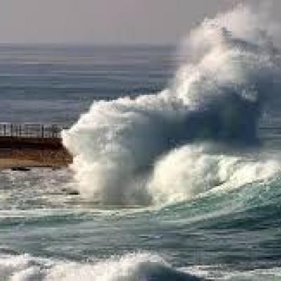 نشرية خاصة:أمواج عالية على السواحل