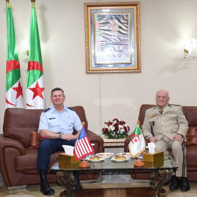 وزارة الدفاع الوطني: الفريق مصطفى سماعلي يستقبل قائد العمليات الخاصة للولايات المتحدة الأمريكية في إفريقيا