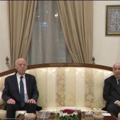 معرض التجارة البينية الإفريقية: رئيس الجمهورية يجري محادثات مع نظيره التونسي بالقاعة الشرفية لمطار الجزائر الدولي