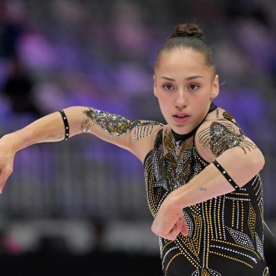 Kaylia Nemour, première championne du monde arabe et africaine de l’histoire aux barres asymétriques