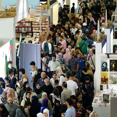 28e SILA : forte affluence des visiteurs dès l'ouverture du salon au public Le 28e Salon international du livre d'Alger (SILA), qui a ouvert jeudi ses portes au public, connaît une forte affluence, les visiteurs s'étaient empressés de découvrir les stands d'exposition dès les premières heures d'ouverture de cet événement littéraire et culturel, le plus important en Algérie. Dès l'ouverture du salon, les visiteurs de tous âges se sont dirigés massivement vers le Pavillon central, qui réunit de nombreuses mai