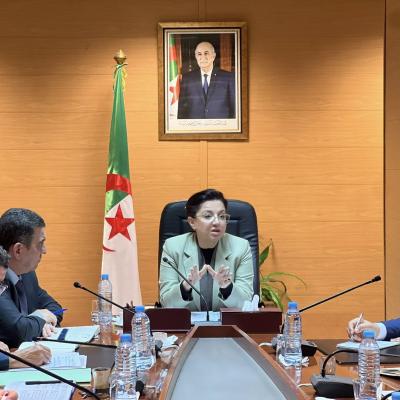 تجارة داخلية : السيدة عبد اللطيف تترأس اجتماعا مع النقابة الوطنية لمستخدمي القطاع