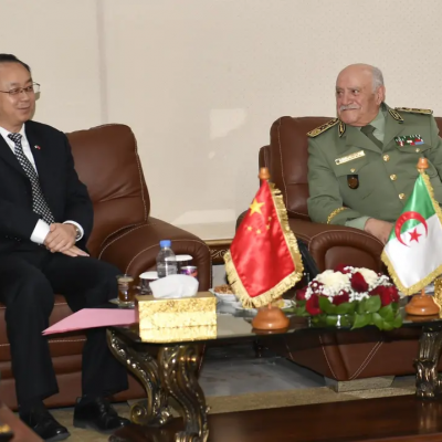 قائد القوات البرية يستقبل سفير جمهورية الصين الشعبية بالجزائر