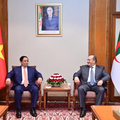 سيفي غريب  يجري محادثات مع رئيس الوزراء الفيتنامي
