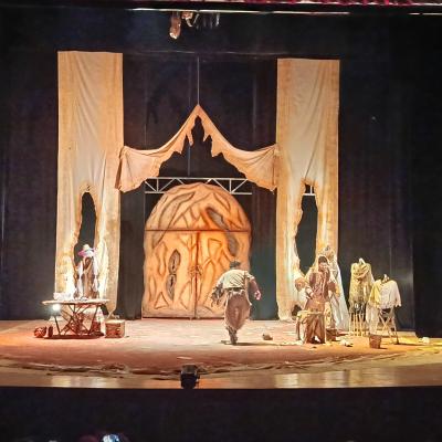 الجلفة: حضور لافت للجمهور للاستمتاع بالعرض الشرفي لمسرحية "لير, ملك  النحاتين"