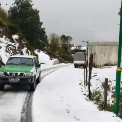 طرق مقطوعة في العديد من ولايات الوطن بسبب تراكم الثلوج وارتفاع منسوب المياه 