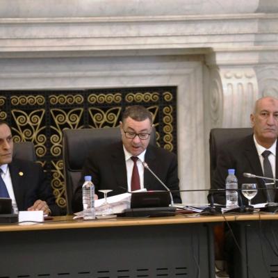 أبرز وزير الداخلية والجماعات المحلية والنقل، السيد السعيد سعيود، اليوم الثلاثاء، أن نص قانون المرور الجديد يعبر عن "رؤية سياسية واضحة"، تقوم على الوقاية وتحميل المسؤوليات لكافة الأطراف المسببة لحوادث المرور. وخلال عرضه لنص قانون المرور أمام لجنة التجهيز والتنمية المحلية بمجلس الأمة، بحضور وزيرة العلاقات مع البرلمان، السيدة نجيبة جيلالي، أوضح السيد سعيود أن النص الجديد "يعبر في فحواه عن نية صادقة ورؤية سياسية واضحة"، مؤكدا أن سلامة المواطنين تعد من أولويات رئيس الجمهورية، السيد عبد المجيد تبون، وتجسد التزام 