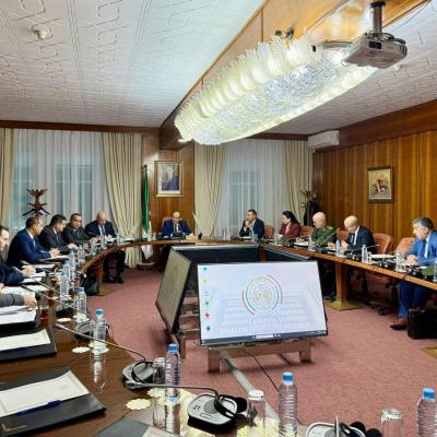 الوزير الأول يشرف على مراسم تنصيب جهاز اليقظة المكلف بمتابعة تموين السوق الوطنية بالمواد واسعة الإستهلاك