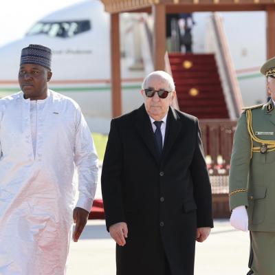 Le président de la République accueille le président du Niger à l'aéroport  international d'Alger 