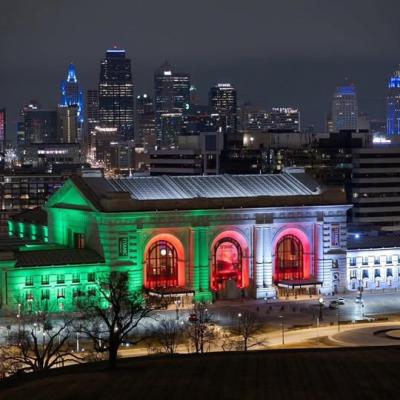 العلم الجزائري يضيء مدينة كانساس الأمريكية