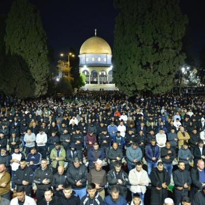 100 ألف مصل يؤدون العشاء والتراويح في الأقصى