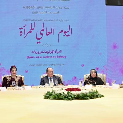  ممثلا لرئيس الجمهورية السيد عبد المجيد تبون,  أشرف الوزير الأول السيد سيفي غريب, مساء أمس الأحد, على مراسم حفل تكريم نظم  على شرف عدد من النساء الجزائريات اللواتي تميزن بإسهاماتهن البارزة في مختلف  المجالات, وذلك بمناسبة إحياء اليوم العالمي للمرأة. 	وجرى هذا الحفل تحت شعار "المرأة الجزائرية: تميز وريادة", تحت الرعاية  السامية لرئيس الجمهورية, بحضور وزيرة التضامن الوطني والأسرة وقضايا المرأة  السيدة صورية مولوجي, إلى جانب عدد من أعضاء الحكومة وكبار مسؤولي الدولة,  فضلا عن حضور مجاهدات وممثلات عن الجمعيات وا