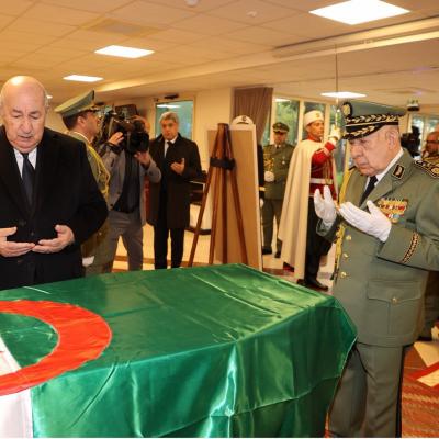 رئيس الجمهورية يتنقل إلى المستشفى العسكري "محمد الصغير نقاش" لإلقاء نظرة  على جثمان المجاهد اليامين زروال