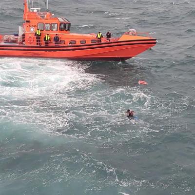عملية إنقاذ لشخصين إثر إنقلاب زورق مطاطي
