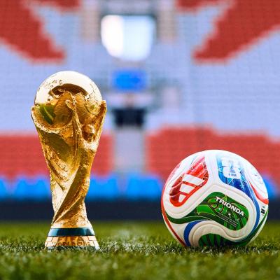 Trophée et le ballon officiel du Mondial 2026