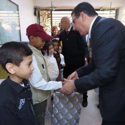 وزير الصحة يزور الأطفال المرضى