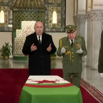 رئيس الجمهورية يلقي النظرة الأخيرة على جثمان المجاهد اليامين زروال بقصر  الشعب