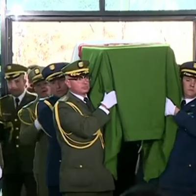 نقل جثمان رئيس الجمهورية الأسبق المجاهد اليامين زروال إلى مقر ولاية باتنة  لإلقاء النظرة الأخيرة عليه