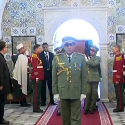 جثمان المرحوم الرئيس الأسبق اليامين زروال يصل إلى قصر الشعب 