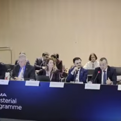 وزير البريد يشارك ببرشلونة في لقاء رفيع المستوى حول حوكمة الذكاء الاصطناعي  في مجال الاتصالات