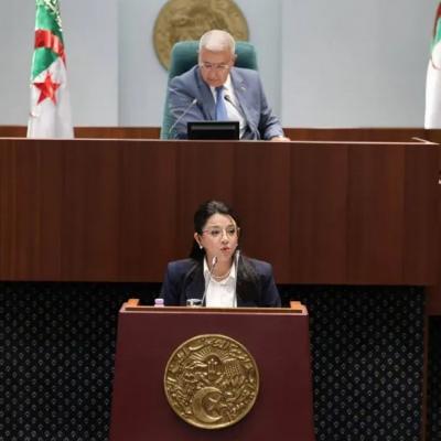 عبد اللطيف تعرض مشروع قانون ممارسة الأنشطة  التجارية  
