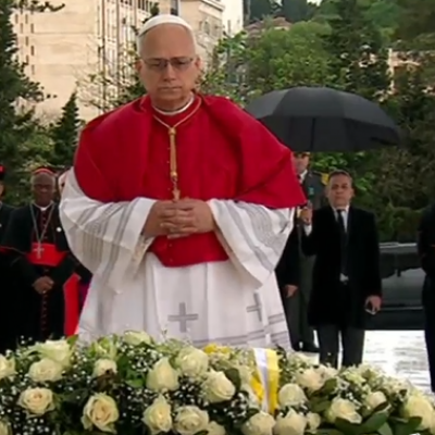 البابا ليون الرابع عشر يضع إكليلا من الزهور أمام النصب التذكاري المخلد  لشهداء الثورة التحريرية المجيدة