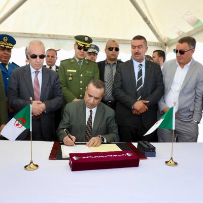 تبسة: السيد عجال يعطي إشارة انطلاق مشروع إنجاز محطة لتوليد الكهرباء  بالعوينات