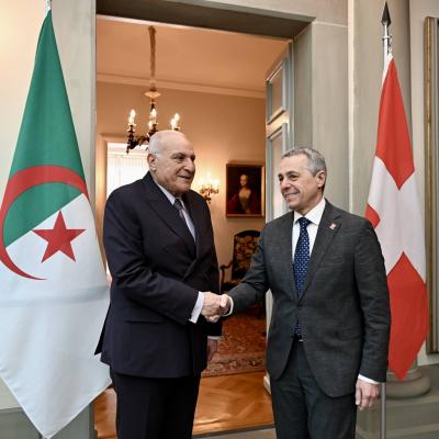 أجرى وزير الدولة, وزير الشؤون الخارجية والجالية الوطنية بالخارج والشؤون الإفريقية, السيد أحمد عطاف, اليوم الخميس ببيرن, محادثات مع المستشار الفيدرالي إغنازيو كاسيس, نائب رئيس الكونفدرالية السويسرية ورئيس الدائرة الفيدرالية للشؤون الخارجية, وفق ما أورده بيان  للوزارة. وسمح هذا اللقاء ب"إجراء تقييم شامل ومعمق لمختلف أبعاد ومحاور العلاقات الجزائرية-السويسرية, كما أتاح بحث السبل الكفيلة بالارتقاء بها إلى آفاق أرحب, من خلال تعزيز الحوار السياسي, وتوطيد الشراكة الاقتصادية, وتثمين البعد الإنساني لعلاقات التعاون بي