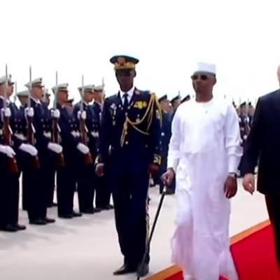 رئيس الجمهورية يستقبل نظيره التشادي بمطار الجزائر الدولي